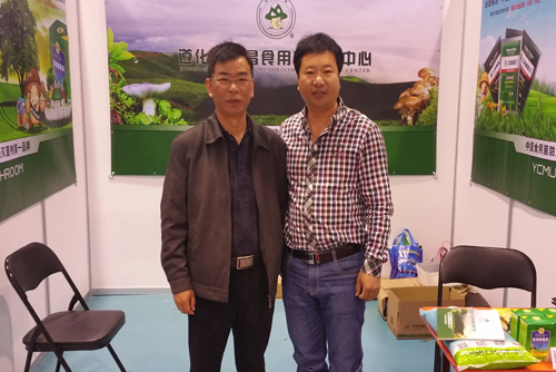 5月10日下午，山东青岛召开的国际新产品新技术博览会上张东平先生（左）与与云南大学沙涛（教授）（右）交流野生菌驯化时合影-亿昌菌业.jpg